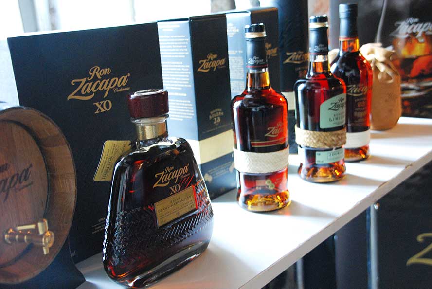 Ron Zacapa var selvfølgelig på plass med en rekke varianter til smaking, deriblant fjorårets utgave av Reserva Limitada. Nest lengst til høyre skimter du for øvrig den nye flasken til Zacapa 23, som kommer i ny innpakning til høsten.