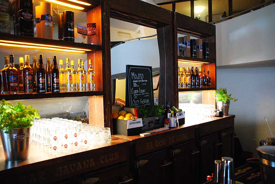Når man fikk nok brunt brennevin, var det nok av muligheter til å lene seg tilbake med digge rom-baserte cocktails.